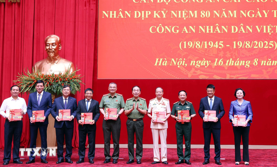 Lãnh đạo Bộ Công an trao tặng sách “Lúc dân cần, lúc dân khó, có Công an” cho các đồng chí nguyên lãnh đạo Đảng, Nhà nước. (Ảnh: Phạm Kiên/TTXVN)