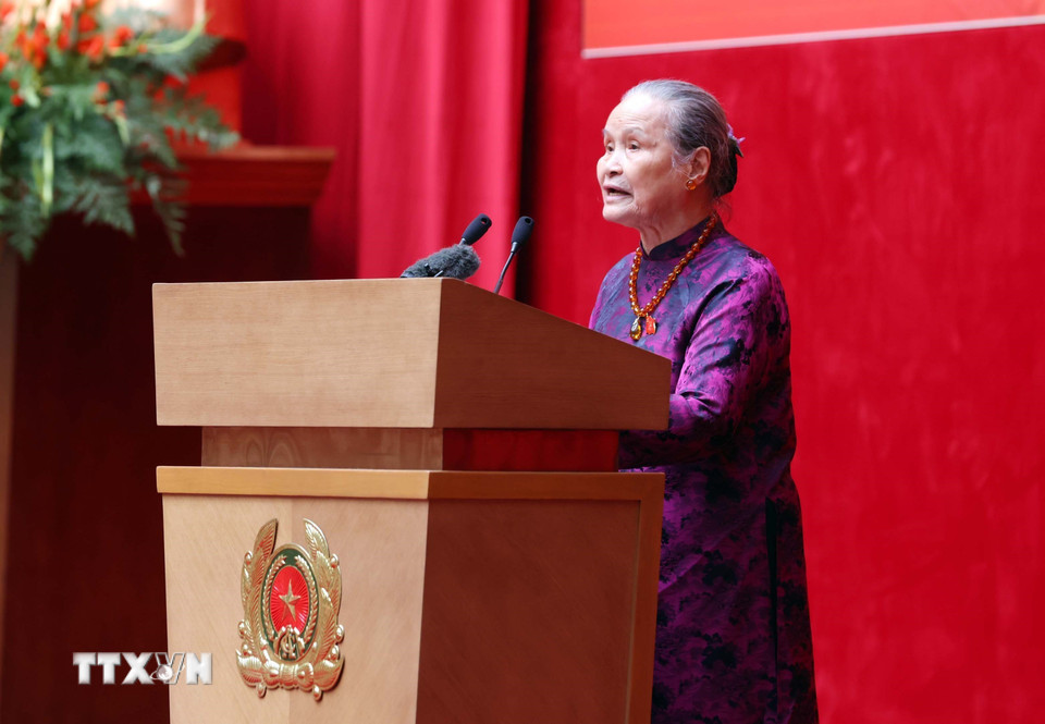 Bà Phạm Thị Hiền, Phu nhân cố Thượng tướng Lê Minh Hương, nguyên Bộ trưởng Bộ Công an, phát biểu. (Ảnh: Phạm Kiên/TTXVN)