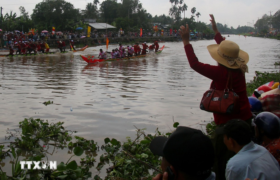 Người dân cổ vũ các đội đua. (Ảnh: Duy Khương/TTXVN)