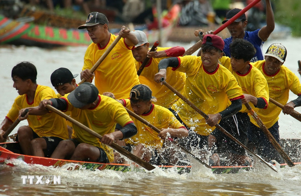 Các đội tham gia cuộc đua với tinh thần cao nhất. (Ảnh: Duy Khương/TTXVN)
