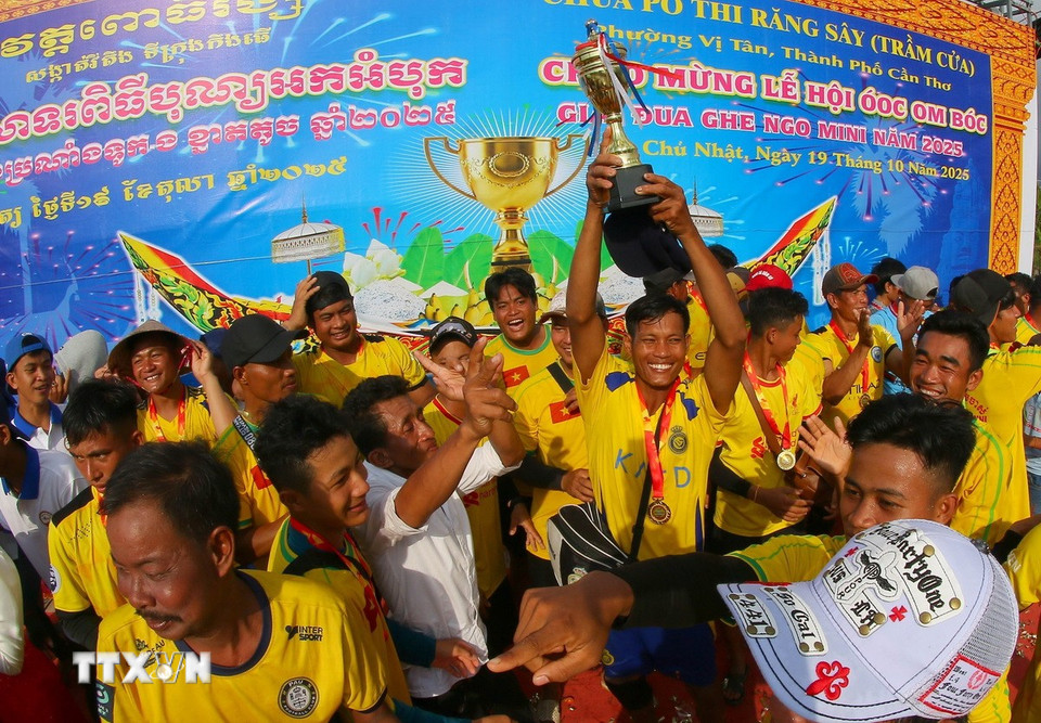 Đội ăn mừng đoạt giải vô địch. (Ảnh: Duy Khương/TTXVN)