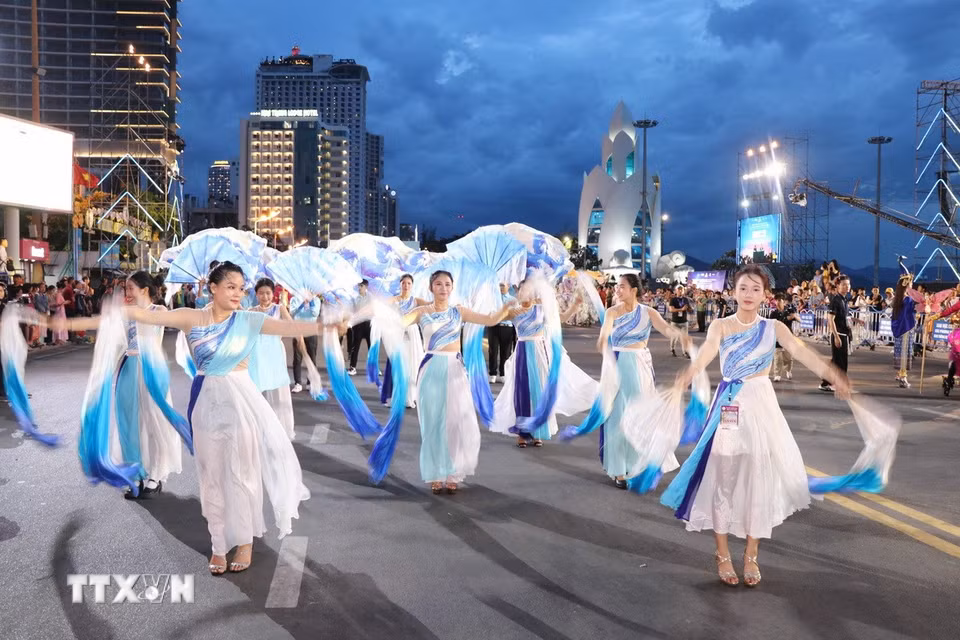 Vẻ đẹp văn hóa Khánh Hòa qua từng điệu múa, trang phục. (Ảnh: Đặng Tuấn/TTXVN)