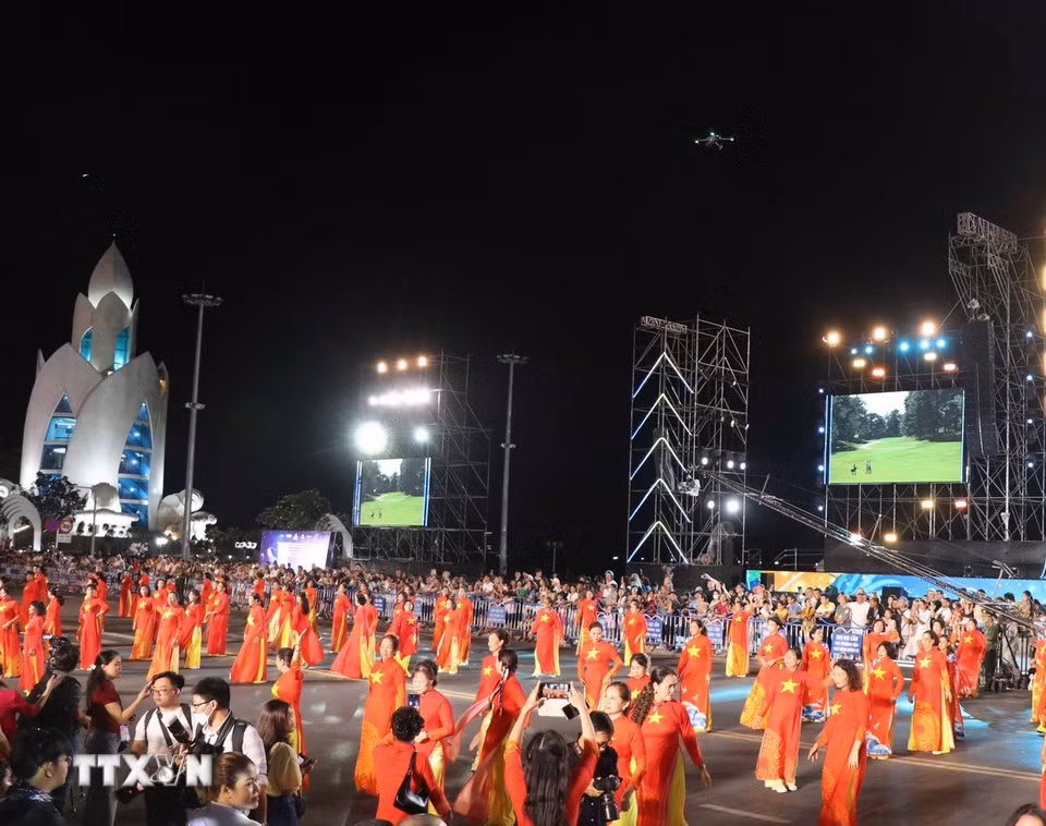 Nha Trang bừng sáng với Carnival Biển 2025. (Ảnh: Đặng Tuấn/TTXVN)