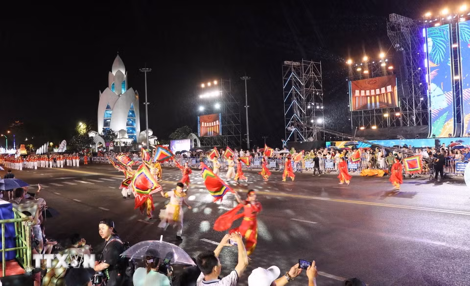 Diễu hành Carnival trong Lễ hội văn hóa - Du lịch biển. (Ảnh: Đặng Tuấn/TTXVN)