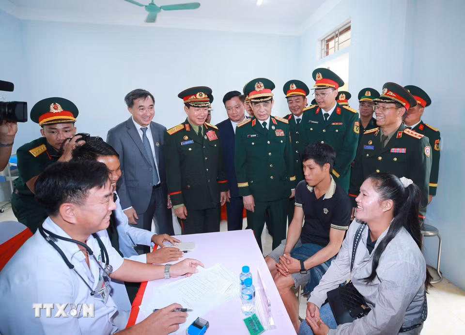 Hai Phó Thủ tướng, Bộ trưởng Quốc phòng tham quan hoạt động khám, chữa bệnh, cấp phát thuốc miễn phí cho 2026 Bet88.com link không chặn khu vực biên giới Lào tại Trạm Bet88013 com nổ hũ quân dân y bản Xốp Tờng, tỉnh Bolykhamxay (Lào). (Ảnh: Trọng Đức/TTXVN)