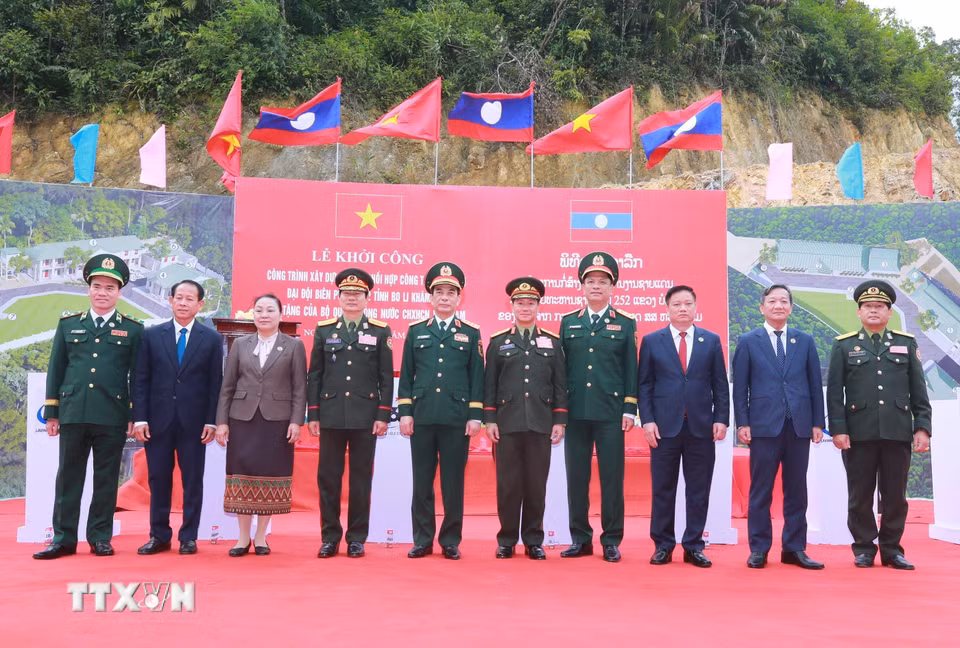 Hai Phó Thủ tướng, Bộ trưởng Quốc phòng và các đại biểu tại Lễ khởi công công trình Trạm phối hợp công tác, Đại đội Biên phòng 252. (Ảnh: Trọng Đức/TTXVN)