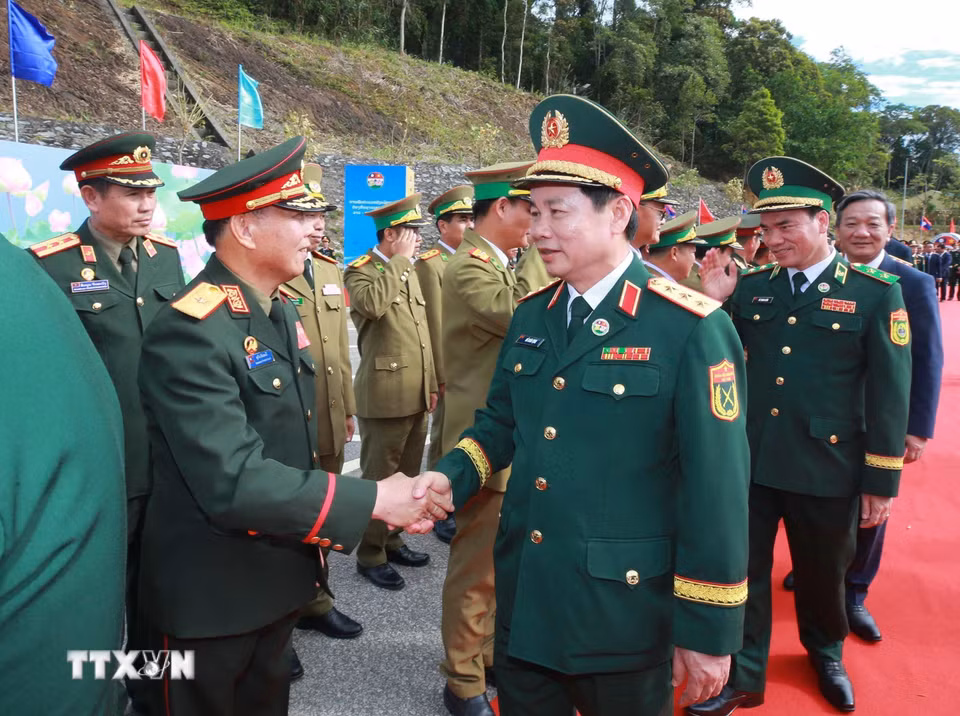 Các đại biểu Quốc phòng Lào đón Đại tướng Phan Văn Giang và các thành viên đoàn Việt Nam sang dự giao lưu. (Ảnh: Trọng Đức/TTXVN)