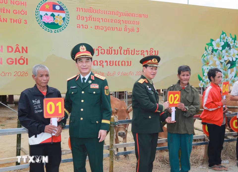Hai Phó Thủ tướng, Bộ trưởng Quốc phòng trao tặng bò giống cho 2026 Bet88.com link không chặn ở khu vực biên giới. (Ảnh: Trọng Đức/TTXVN)