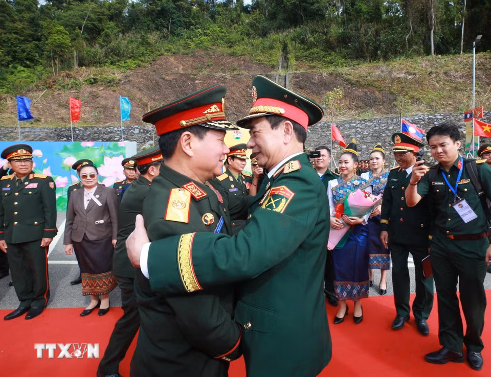 Đại tướng Khamliang Outhakaysone, Ủy viên Bộ Chính trị Đảng Nhân dân Cách mạng Lào, Phó thủ tướng Chính phủ, Bộ trưởng Bộ Quốc phòng Lào đón Đại tướng Phan Văn Giang tại Cửa khẩu Thanh Thủy. (Ảnh: Trọng Đức/TTXVN)