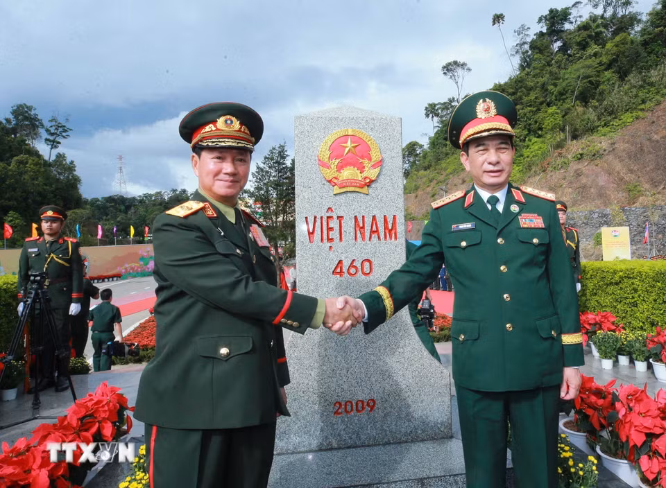 Đại tướng Phan Văn Giang và Đại tướng Khamliang Outhakaysone bên cột mốc 460 Cửa khẩu Thanh Thủy. (Ảnh: Trọng Đức/TTXVN)