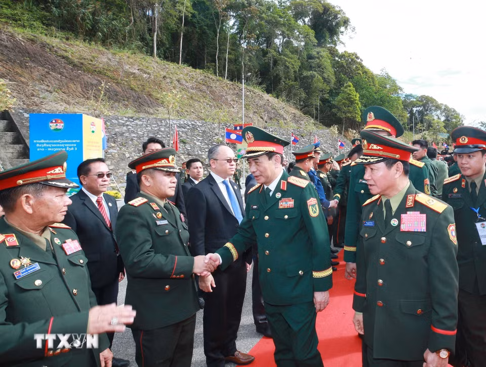 Các đại biểu Quốc phòng Lào đón Đại tướng Phan Văn Giang và các thành viên đoàn Việt Nam sang dự giao lưu. (Ảnh: Trọng Đức/TTXVN)