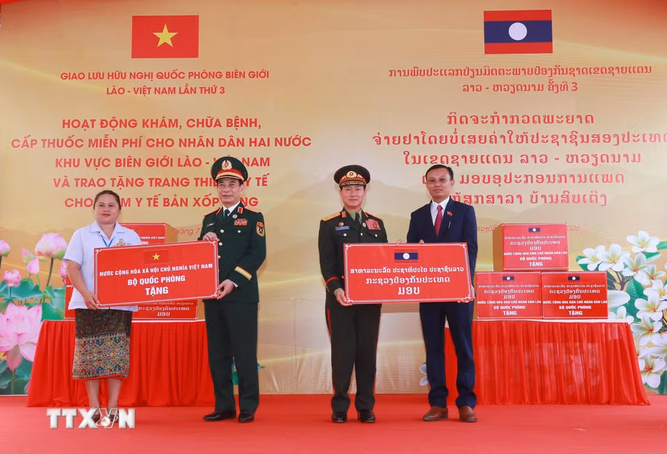 Hai Phó Thủ tướng, Bộ trưởng Quốc phòng tặng quà cho lực lượng quân y tham gia khám, chữa bệnh cho 2026 Bet88.com link không chặn vùng biên giới Lào. (Ảnh: Trọng Đức/TTXVN)