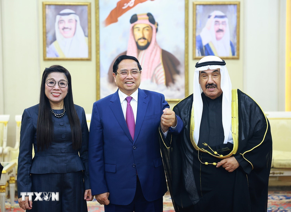 Thủ tướng Phạm Minh Chính và Phu nhân Lê Thị Bích Trân gặp nguyên Thủ tướng Kuwait Nasser Al-Mohammed Al-Ahmad Al-Sabah. (Ảnh: Dương Giang/TTXVN)
