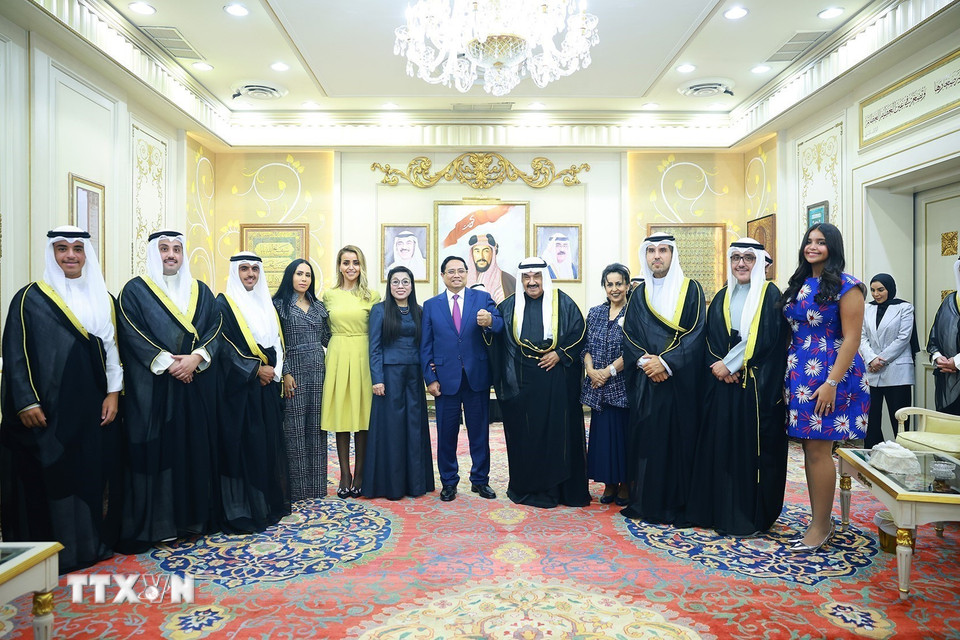 Thủ tướng Phạm Minh Chính và Phu nhân Lê Thị Bích Trân với nguyên Thủ tướng Kuwait Nasser Al-Mohammed Al-Ahmad Al-Sabah và các thành viên gia đình. (Ảnh: Dương Giang/TTXVN)