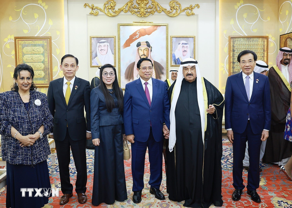 Thủ tướng Phạm Minh Chính và Phu nhân Lê Thị Bích Trân gặp nguyên Thủ tướng Kuwait Nasser Al-Mohammed Al-Ahmad Al-Sabah. (Ảnh: Dương Giang/TTXVN)