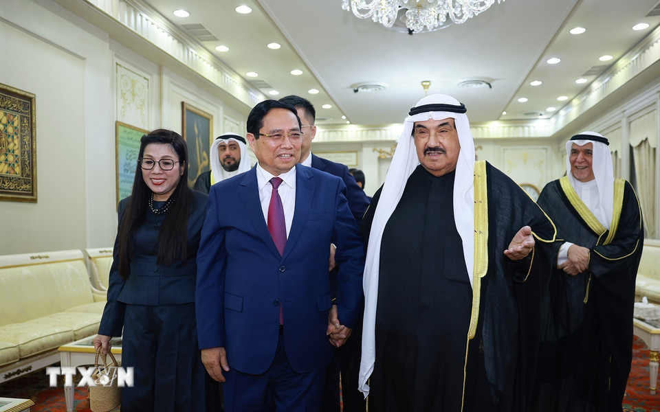 Thủ tướng Phạm Minh Chính gặp nguyên Thủ tướng Kuwait Nasser Al-Mohammed Al-Ahmad Al-Sabah. (Ảnh: Dương Giang/TTXVN)