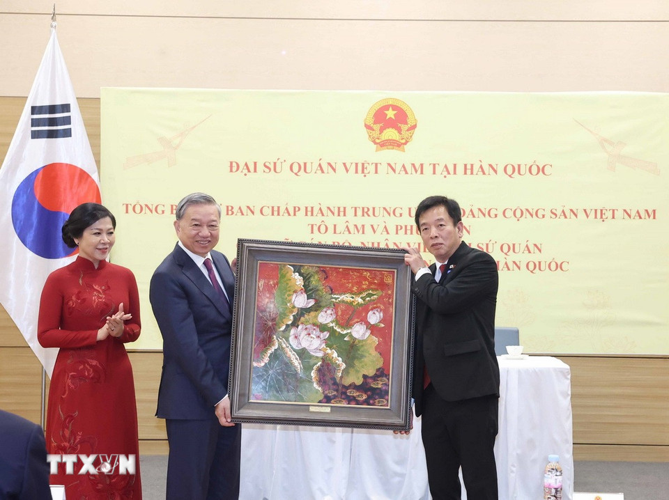 Tổng Bí thư Tô Lâm tặng quà cho cán bộ, nhân viên Đại sứ quán Việt Nam tại Hàn Quốc. (Ảnh: Thống Nhất/TTXVN)