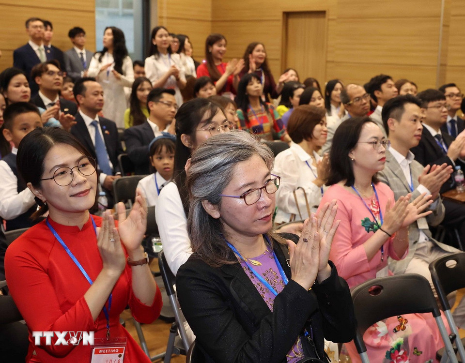 Các đại biểu tham dự buổi gặp. (Ảnh: Thống Nhất/TTXVN)