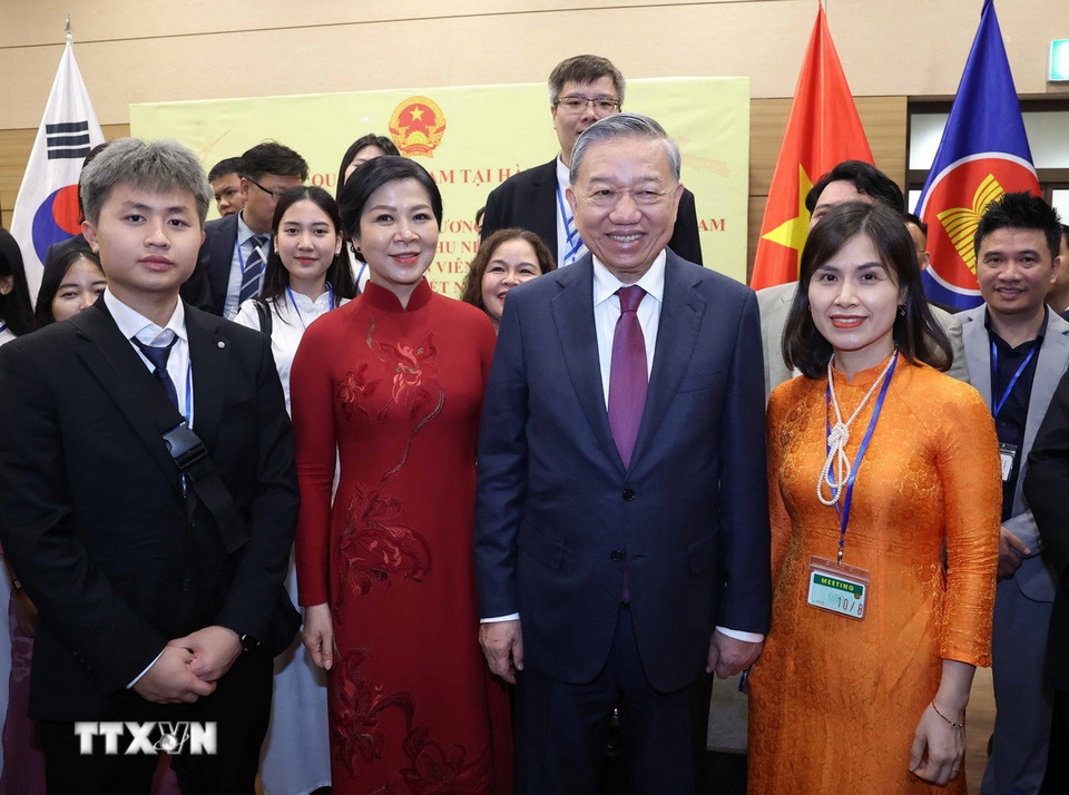 Tổng Bí thư Tô Lâm và Phu nhân với cán bộ, nhân viên Đại sứ quán và cộng đồng người Việt Nam tại Hàn Quốc. (Ảnh: Thống Nhất/TTXVN)