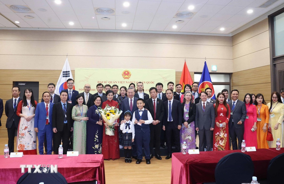 Tổng Bí thư Tô Lâm và Phu nhân với cán bộ, nhân viên Đại sứ quán và cộng đồng người Việt Nam tại Hàn Quốc. (Ảnh: Thống Nhất/TTXVN)