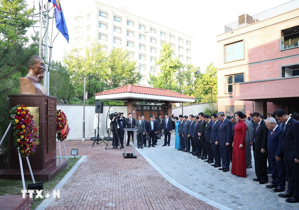 Tổng Bí thư Tô Lâm và Phu nhân cùng đoàn công tác dâng hoa tại tượng đài Chủ tịch Hồ Chí Minh. (Ảnh: Thống Nhất/TTXVN)