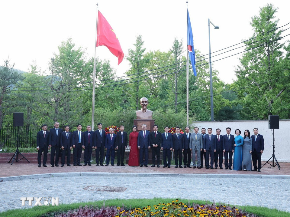 Tổng Bí thư Tô Lâm và Phu nhân dự Lễ khánh thành tượng đài Chủ tịch Hồ Chí Minh tại Đại sứ quán Việt Nam. (Ảnh: Thống Nhất/TTXVN)