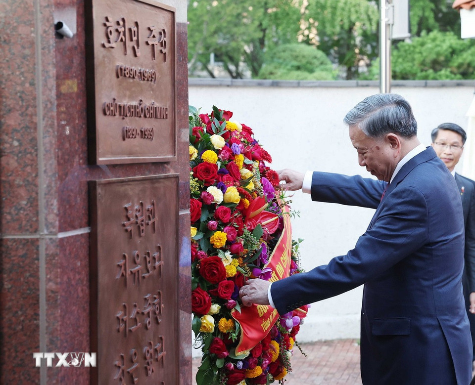 Tổng Bí thư Tô Lâm dâng hoa tại tượng đài Chủ tịch Hồ Chí Minh. (Ảnh: Thống Nhất/TTXVN)