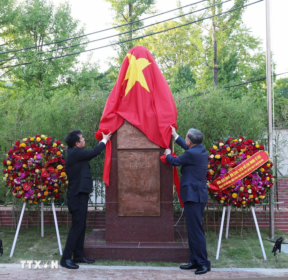 Tổng Bí thư Tô Lâm thực hiện nghi thức khánh thành tượng đài Chủ tịch Hồ Chí Minh tại Đại sứ quán Việt Nam. (Ảnh: Thống Nhất/TTXVN)