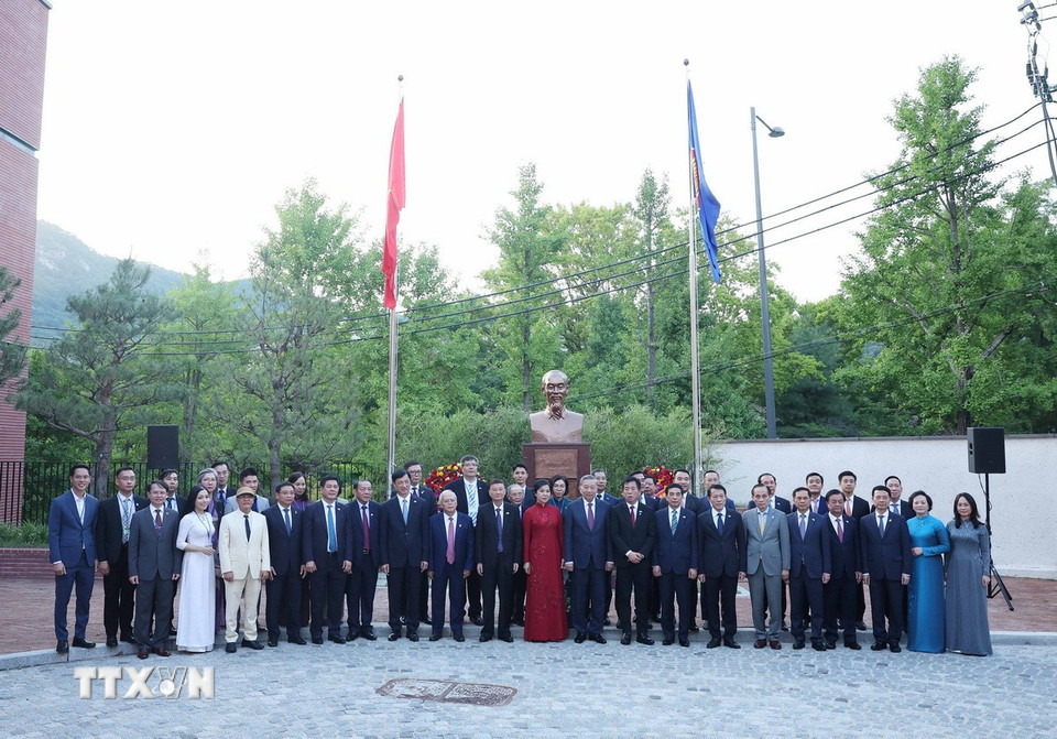 Tổng Bí thư Tô Lâm và Phu nhân dự Lễ khánh thành tượng đài Chủ tịch Hồ Chí Minh tại Đại sứ quán Việt Nam. (Ảnh: Thống Nhất/TTXVN)