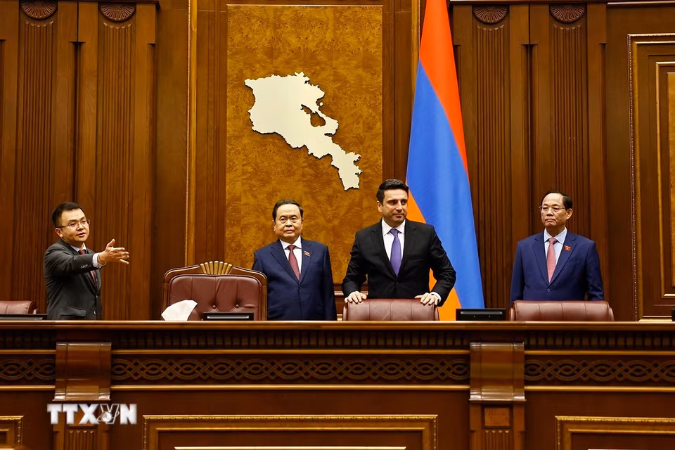 Chủ tịch Quốc hội Trần Thanh Mẫn và Chủ tịch Quốc hội Armenia Alen Simonyan tham quan phòng họp của Quốc hội Armenia. (Ảnh: Doãn Tấn/TTXVN)