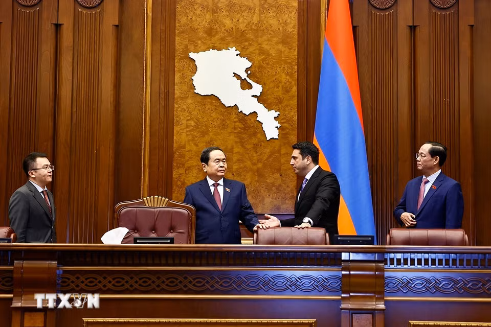 Chủ tịch Quốc hội Trần Thanh Mẫn và Chủ tịch Quốc hội Armenia Alen Simonyan tham quan phòng họp của Quốc hội Armenia. (Ảnh: Doãn Tấn/TTXVN)