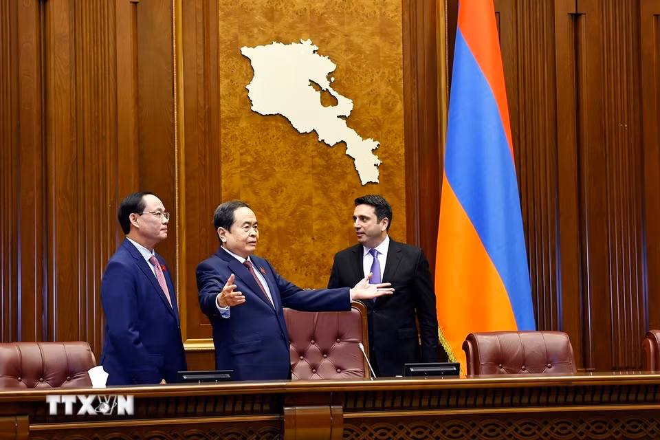 Chủ tịch Quốc hội Trần Thanh Mẫn và Chủ tịch Quốc hội Armenia Alen Simonyan tham quan phòng họp của Quốc hội Armenia. (Ảnh: Doãn Tấn/TTXVN)