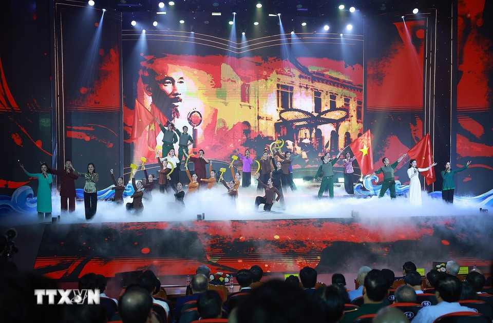 Chương trình nghệ thuật chính luận “Thủ tướng Phạm Văn Đồng - trọn đời vì nước, vì dân”. (Ảnh: Dương Giang/TTXVN)
