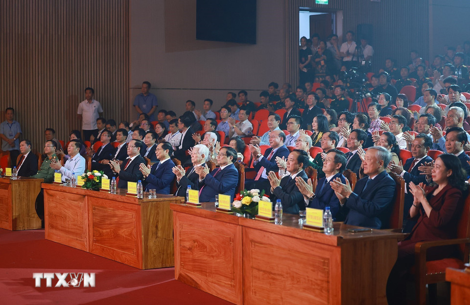 Thủ tướng Phạm Minh Chính và các đồng chí lãnh đạo, nguyên lãnh đạo Đảng, Nhà nước dự Chương trình nghệ thuật chính luận “Thủ tướng Phạm Văn Đồng - trọn đời vì nước, vì dân”. (Ảnh: Dương Giang/TTXVN)