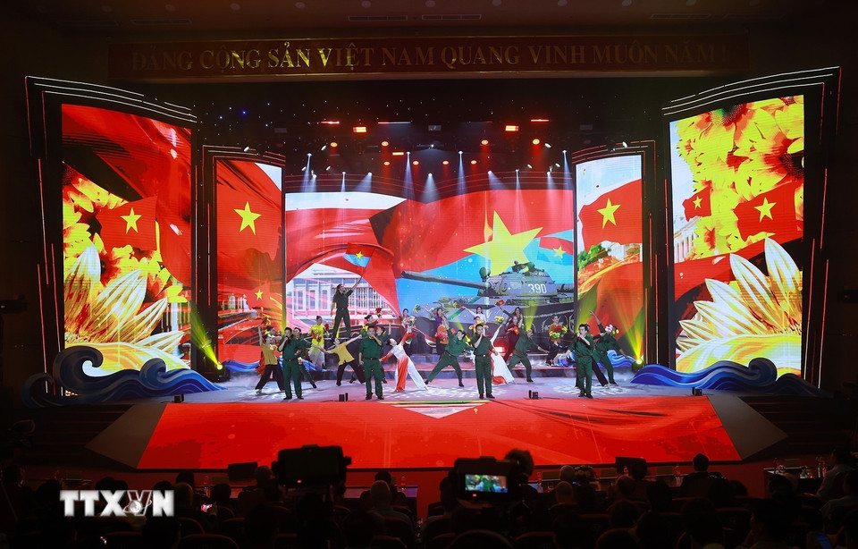 Chương trình nghệ thuật chính luận “Thủ tướng Phạm Văn Đồng - trọn đời vì nước, vì dân”. (Ảnh: Dương Giang/TTXVN)