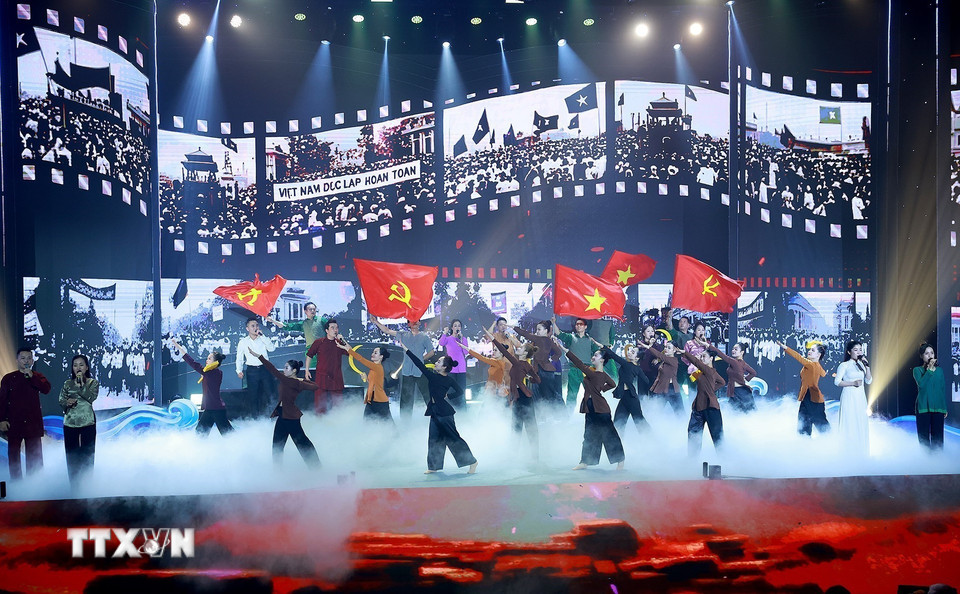 Chương trình nghệ thuật chính luận “Thủ tướng Phạm Văn Đồng - trọn đời vì nước, vì dân”. (Ảnh: Dương Giang/TTXVN)