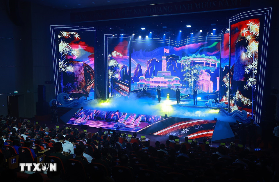 Chương trình nghệ thuật chính luận “Thủ tướng Phạm Văn Đồng - trọn đời vì nước, vì dân”. (Ảnh: Dương Giang/TTXVN)