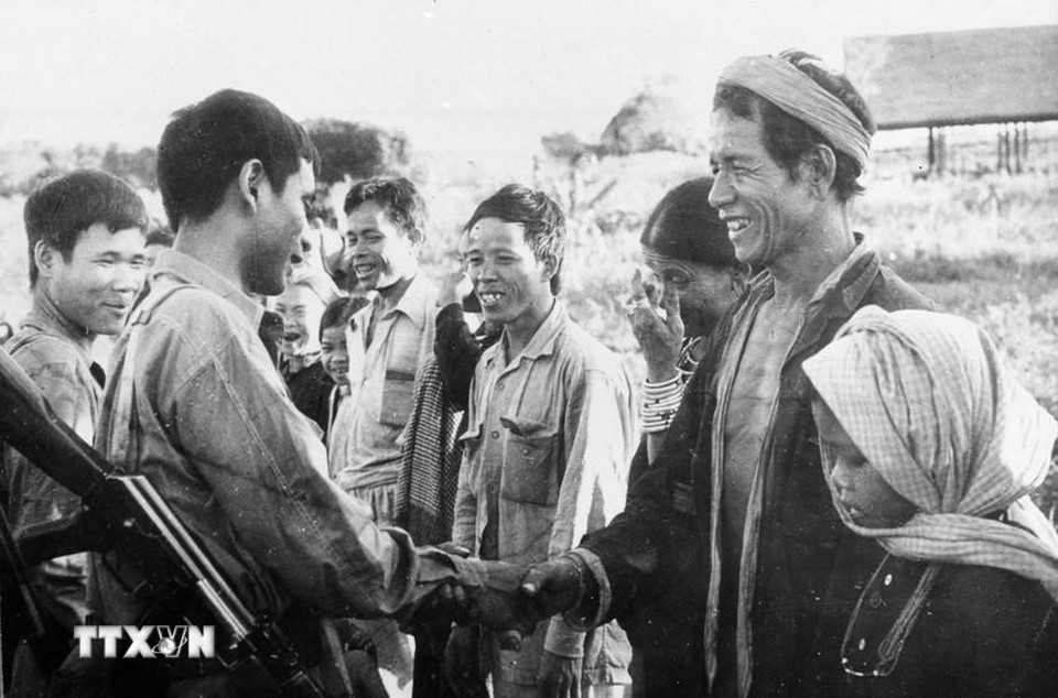 Nhân dân tỉnh Ratanakiri (Campuchia) đón chào các lực lượng vũ trang cách mạng Campuchia và bộ đội tình nguyện Việt Nam về giải phóng phum, sóc. (Ảnh: TTXVN)