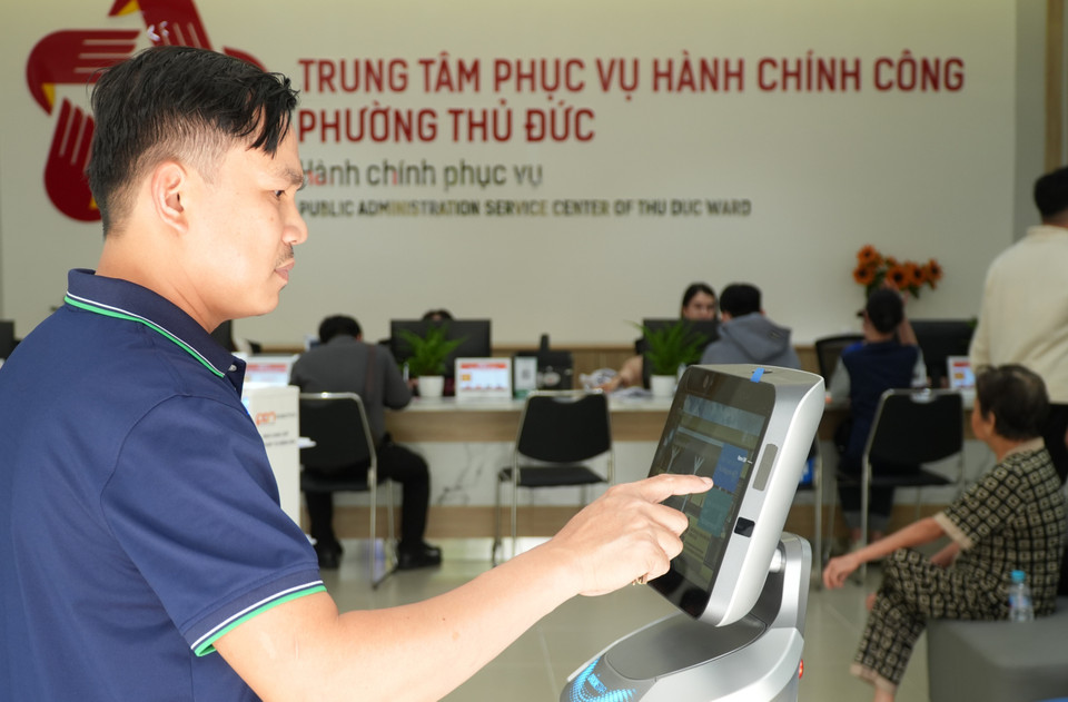 Hỏi - đáp với robot về quy trình, thủ tục hành chính tại phường Thủ Đức, TP. Hồ Chí Minh. (Ảnh: Hữu Duyên/TTXVN)