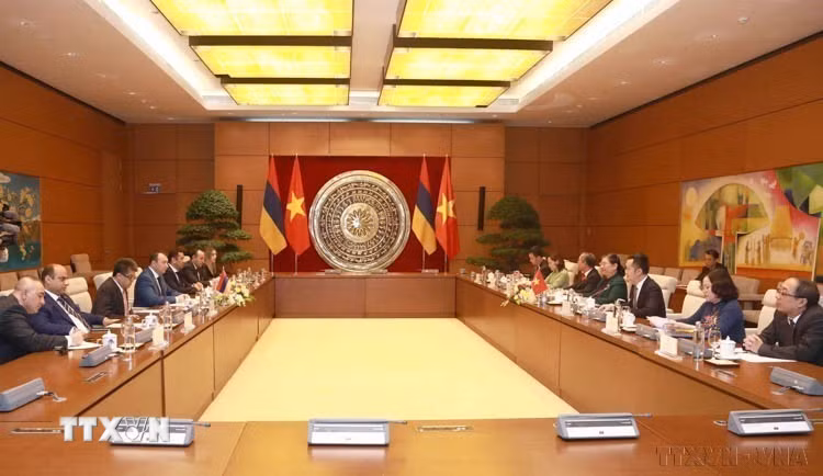 Phó Chủ tịch Thường trực Quốc hội Tòng Thị Phóng hội đàm với ông Vahe Enfiajyan, Phó Chủ tịch Quốc hội nước Cộng hòa Armenia, Chủ tịch Nhóm nghị sỹ hữu nghị Quốc hội Armenia – Việt Nam (5/11/2019). (Ảnh: Doãn Tấn/TTXVN)