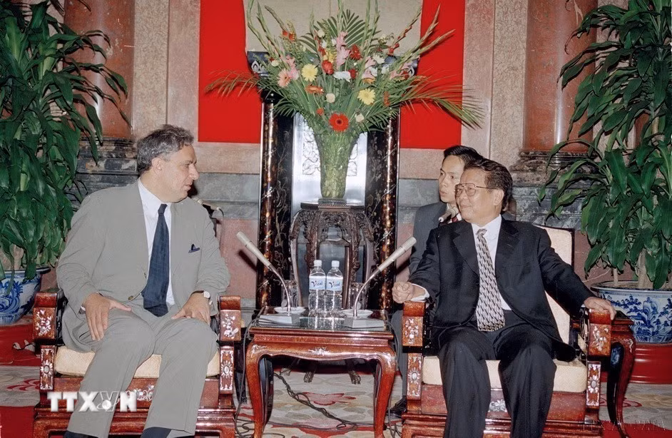 Chủ tịch nước Trần Đức Lương tiếp Bộ trưởng Ngoại giao Armenia V.O Skanian (Hà Nội, 8/8/2002). (Ảnh Nguyễn Khang/TTXVN)