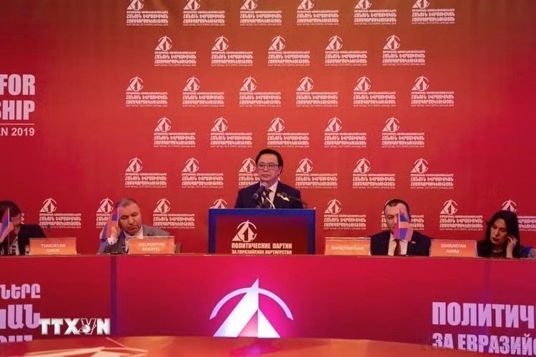 Trưởng Ban Đối ngoại Trung ương Hoàng Bình Quân phát biểu tại Hội thảo quốc tế với chủ đề “Các chính đảng vì hợp tác Á-Âu”, theo lời mời của Đảng “Armenia Thịnh vượng”, Cộng hòa Armenia (Yerevan, 2019). (Ảnh: Dương Trí/TTXVN)