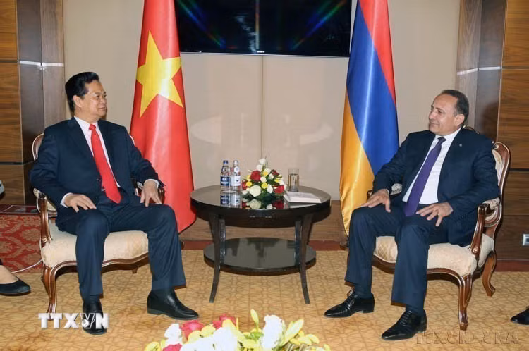 Thủ tướng Nguyễn Tấn Dũng gặp Thủ tướng Cộng hòa Armenia Hovik Abrahamyan bên lề Lễ ký Hiệp định Thương mại tự do giữa Việt Nam và Liên minh Kinh tế Á-Âu (Kazakhstan, 29/5/2015). (Ảnh: Đức Tám/TTXVN)