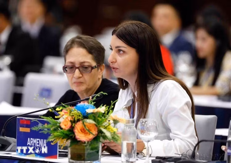 Đại biểu đại diện nước Cộng hòa Armenia phát biểu tại phiên thảo luận Chuyên đề 3 "Thúc đẩy tôn trọng đa dạng văn hoá vì sự phát triển bền vững" trong khuôn khổ chương trình Hội nghị Nghị sĩ trẻ toàn cầu lần thứ 9 được tổ chức tại Hà Nội, sáng 16/9/2023. (Ảnh: TTXVN)