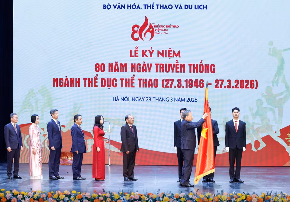 Tổng Bí thư Tô Lâm trao Huân chương Lao động hạng Nhất tặng Cục Thể dục Thể thao Việt Nam (Bộ Văn hóa, Thể thao và Du lịch). (Ảnh: Thống Nhất/TTXVN)