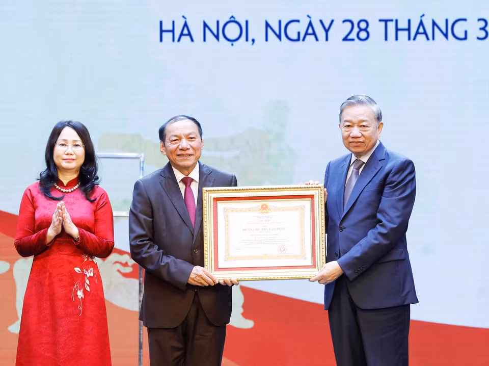 Tổng Bí thư Tô Lâm trao Huân chương Lao động hạng Nhất tặng Cục Thể dục Thể thao Việt Nam. (Ảnh: Thống Nhất/TTXVN)