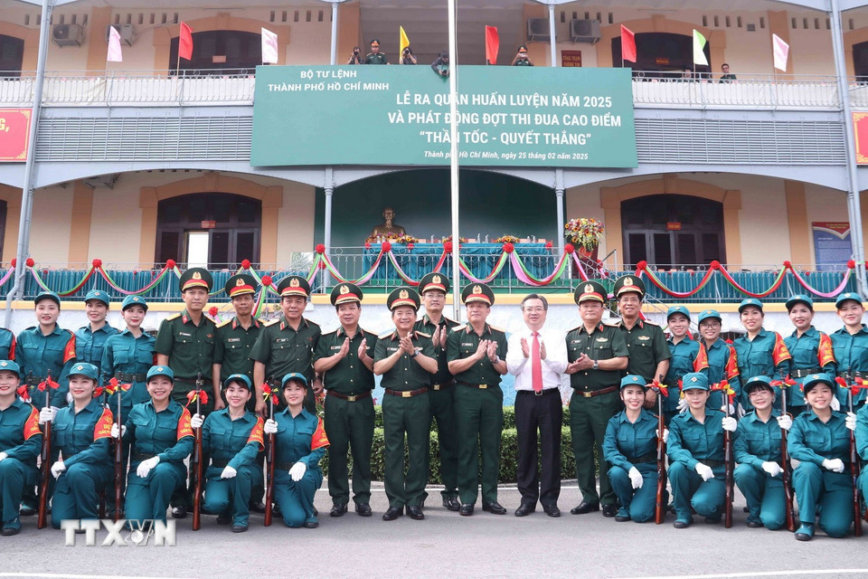 Thượng tướng Trịnh Văn Quyết thăm hỏi sức khỏe các cán bộ, chiến sỹ lực lượng vũ trang Thành phố Hồ Chí Minh. (Ảnh: Xuân Khu/TTXVN)