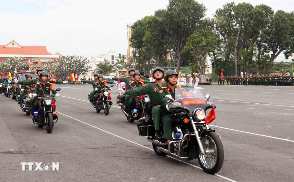 Chương trình duyệt đội hình, đội ngũ lực lượng vũ trang Thành phố Hồ Chí Minh. (Ảnh: Xuân Khu/TTXVN)