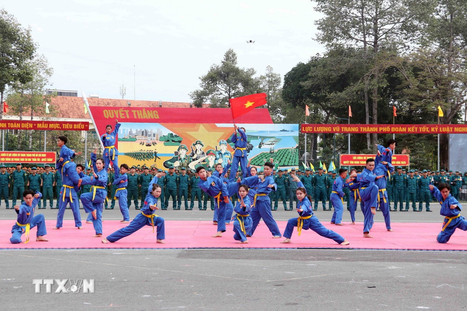 Tiếp mục biểu diễn võ thuật Vovinam của lực lượng vũ trang Thành phố Hồ Chí Minh. (Ảnh: Xuân Khu/TTXVN)