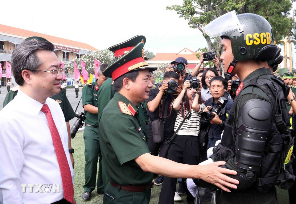 Thượng tướng Trịnh Văn Quyết thăm hỏi sức khỏe các cán bộ, chiến sỹ. (Ảnh: Xuân Khu/TTXVN)